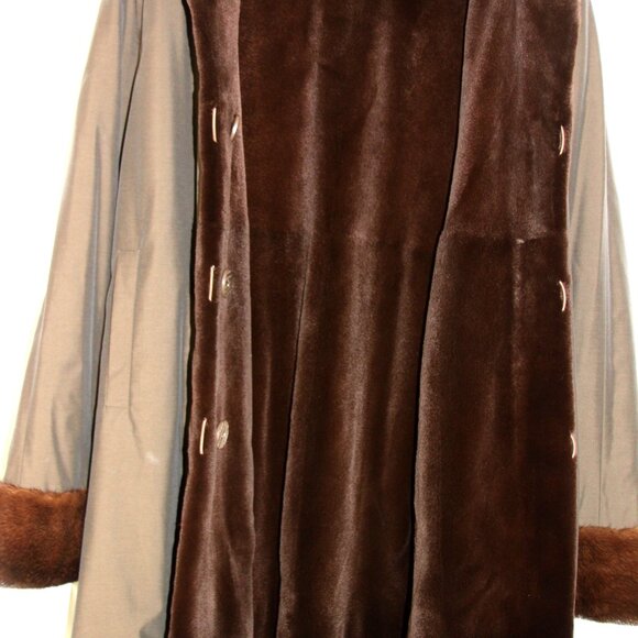 Luxurious Loro Piana Reversible Mink and Raincoat - Picture 4 of 16
